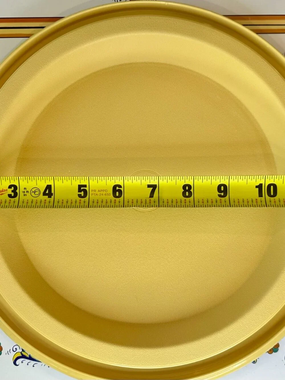 vintage Tupperware round cake and pie carrier in Harvest Gold
